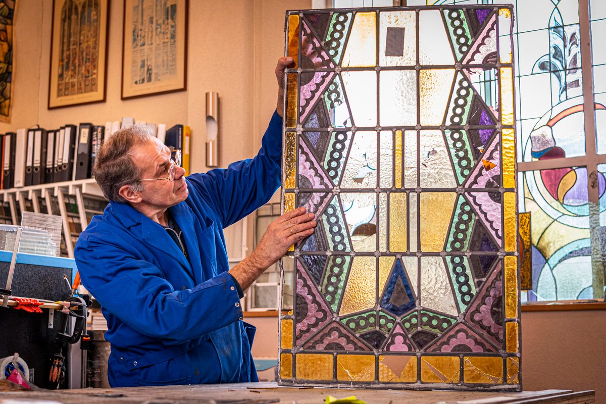 Het is een megaklus, waarvoor veel ander werk tijdelijk even aan kant wordt gelegd: de restauratie van de 16 glas in lood ramen van de voormalige Gereformeerde kerk aan de Onnastraat. Glazenier Goos Vreugdenhil (59) uit Steenwijk van Glas-in-lood atelier De Glazen Zee heeft er al heel wat uurtjes in zitten en de klus is nog lang niet af.