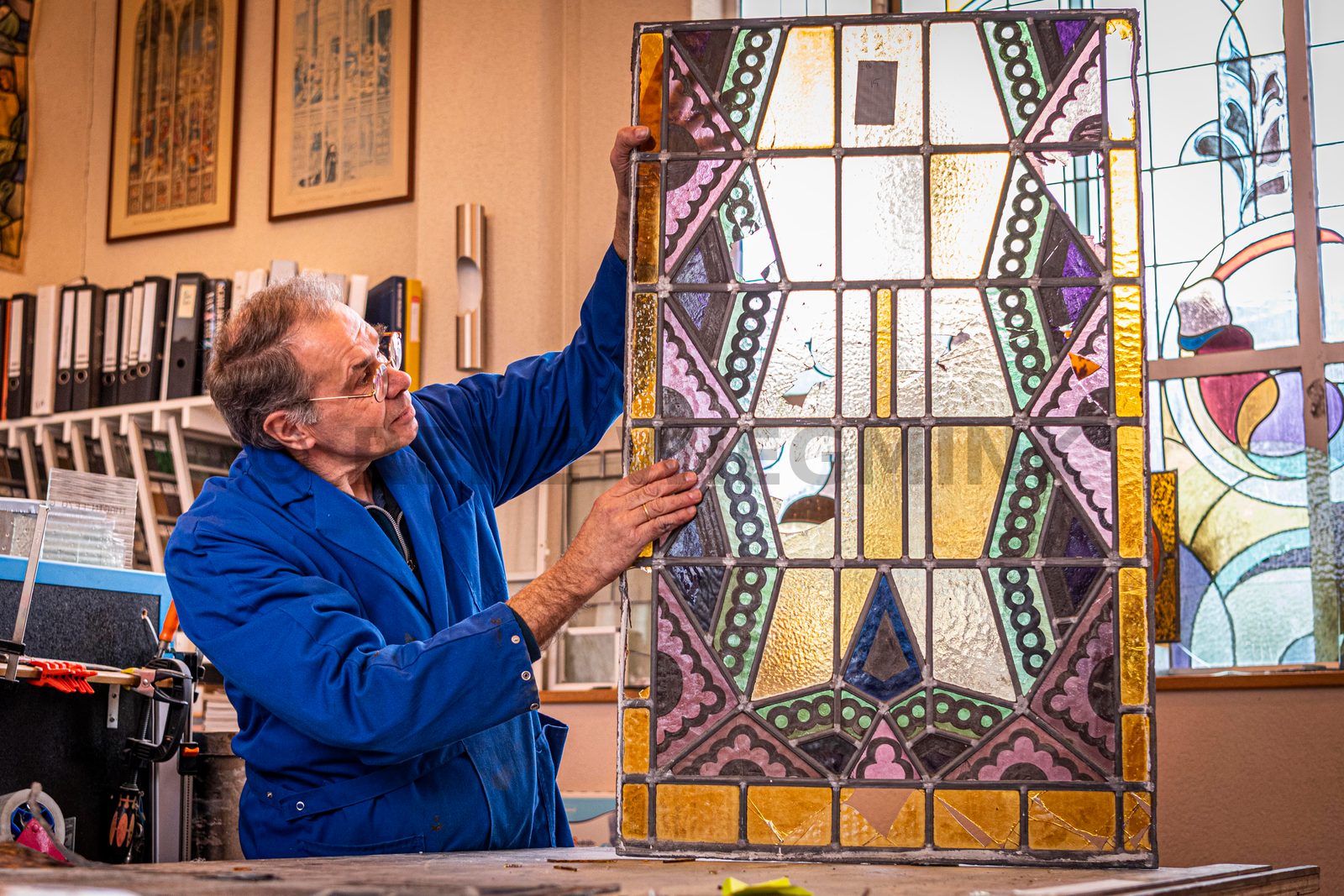 Het is een megaklus, waarvoor veel ander werk tijdelijk even aan kant wordt gelegd: de restauratie van de 16 glas in lood ramen van de voormalige Gereformeerde kerk aan de Onnastraat. Glazenier Goos Vreugdenhil (59) uit Steenwijk van Glas-in-lood atelier De Glazen Zee heeft er al heel wat uurtjes in zitten en de klus is nog lang niet af.