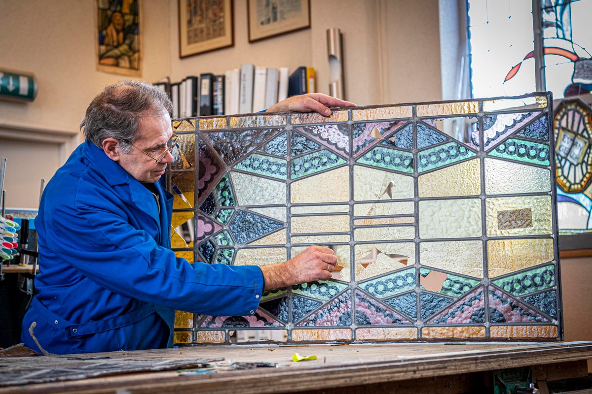 Het is een megaklus, waarvoor veel ander werk tijdelijk even aan kant wordt gelegd: de restauratie van de 16 glas in lood ramen van de voormalige Gereformeerde kerk aan de Onnastraat. Glazenier Goos Vreugdenhil (59) uit Steenwijk van Glas-in-lood atelier De Glazen Zee heeft er al heel wat uurtjes in zitten en de klus is nog lang niet af.