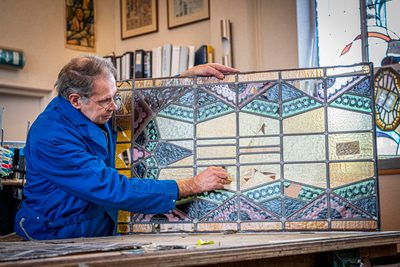 Het is een megaklus, waarvoor veel ander werk tijdelijk even aan kant wordt gelegd: de restauratie van de 16 glas in lood ramen van de voormalige Gereformeerde kerk aan de Onnastraat. Glazenier Goos Vreugdenhil (59) uit Steenwijk van Glas-in-lood atelier De Glazen Zee heeft er al heel wat uurtjes in zitten en de klus is nog lang niet af.
