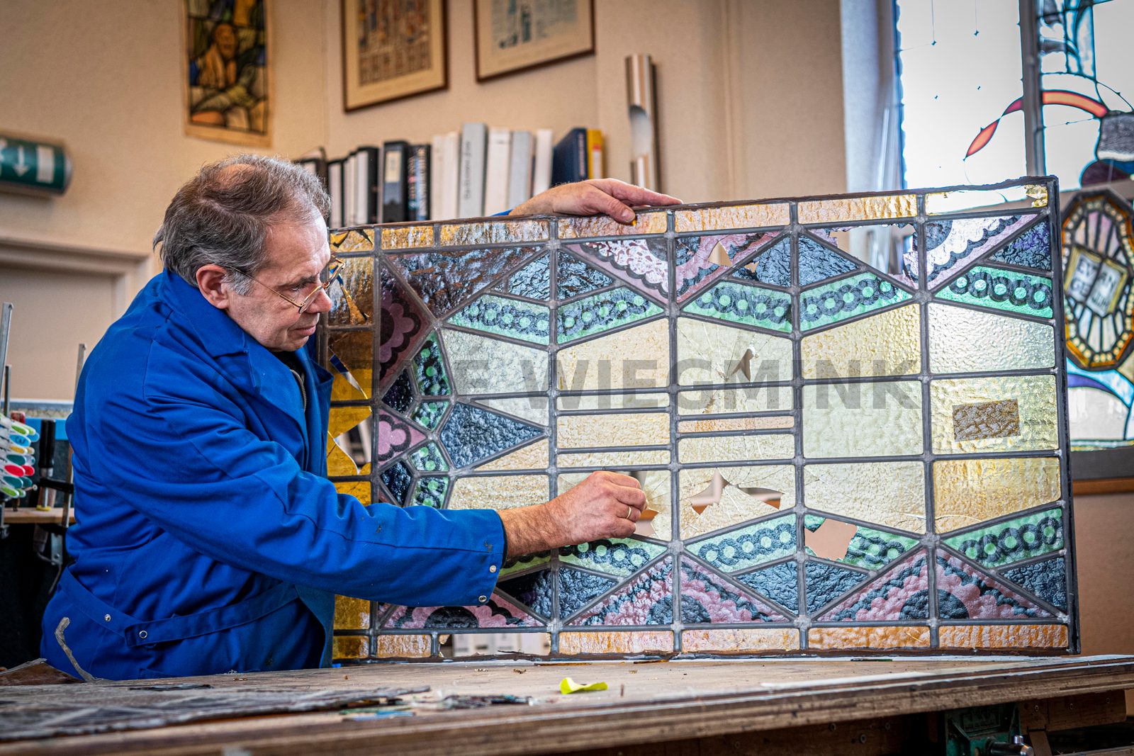 Het is een megaklus, waarvoor veel ander werk tijdelijk even aan kant wordt gelegd: de restauratie van de 16 glas in lood ramen van de voormalige Gereformeerde kerk aan de Onnastraat. Glazenier Goos Vreugdenhil (59) uit Steenwijk van Glas-in-lood atelier De Glazen Zee heeft er al heel wat uurtjes in zitten en de klus is nog lang niet af.