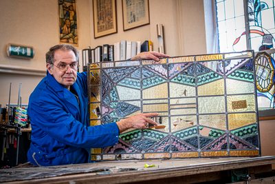Het is een megaklus, waarvoor veel ander werk tijdelijk even aan kant wordt gelegd: de restauratie van de 16 glas in lood ramen van de voormalige Gereformeerde kerk aan de Onnastraat. Glazenier Goos Vreugdenhil (59) uit Steenwijk van Glas-in-lood atelier De Glazen Zee heeft er al heel wat uurtjes in zitten en de klus is nog lang niet af.