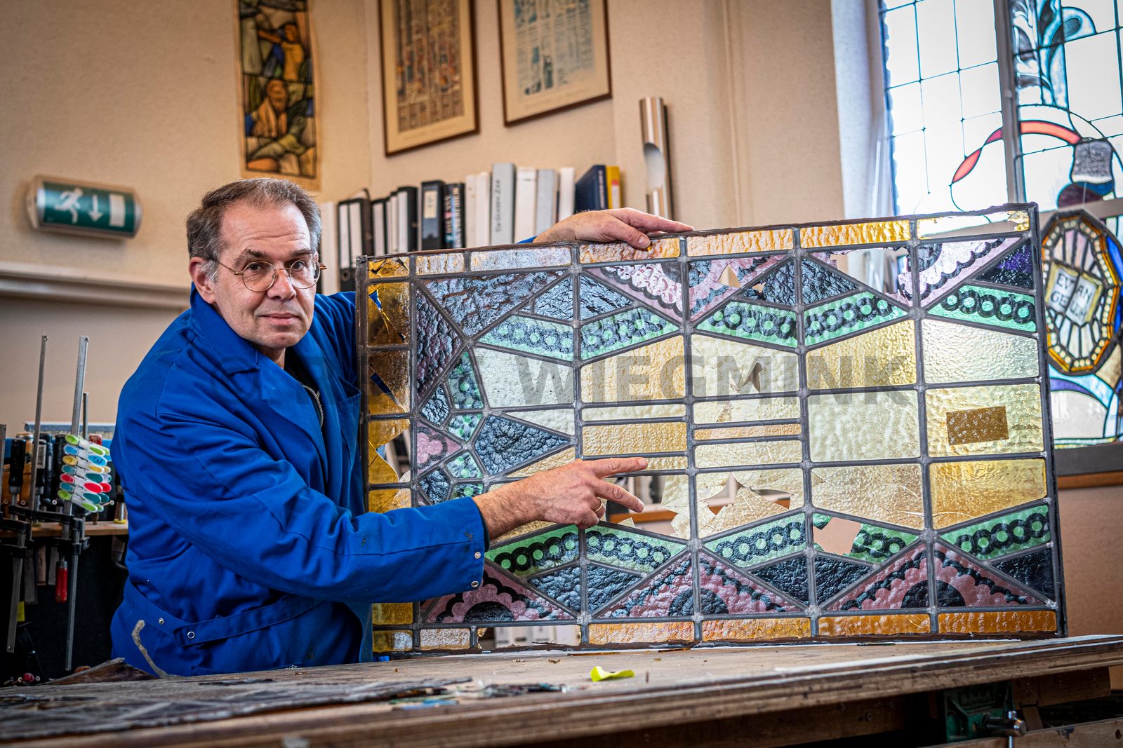 Het is een megaklus, waarvoor veel ander werk tijdelijk even aan kant wordt gelegd: de restauratie van de 16 glas in lood ramen van de voormalige Gereformeerde kerk aan de Onnastraat. Glazenier Goos Vreugdenhil (59) uit Steenwijk van Glas-in-lood atelier De Glazen Zee heeft er al heel wat uurtjes in zitten en de klus is nog lang niet af.