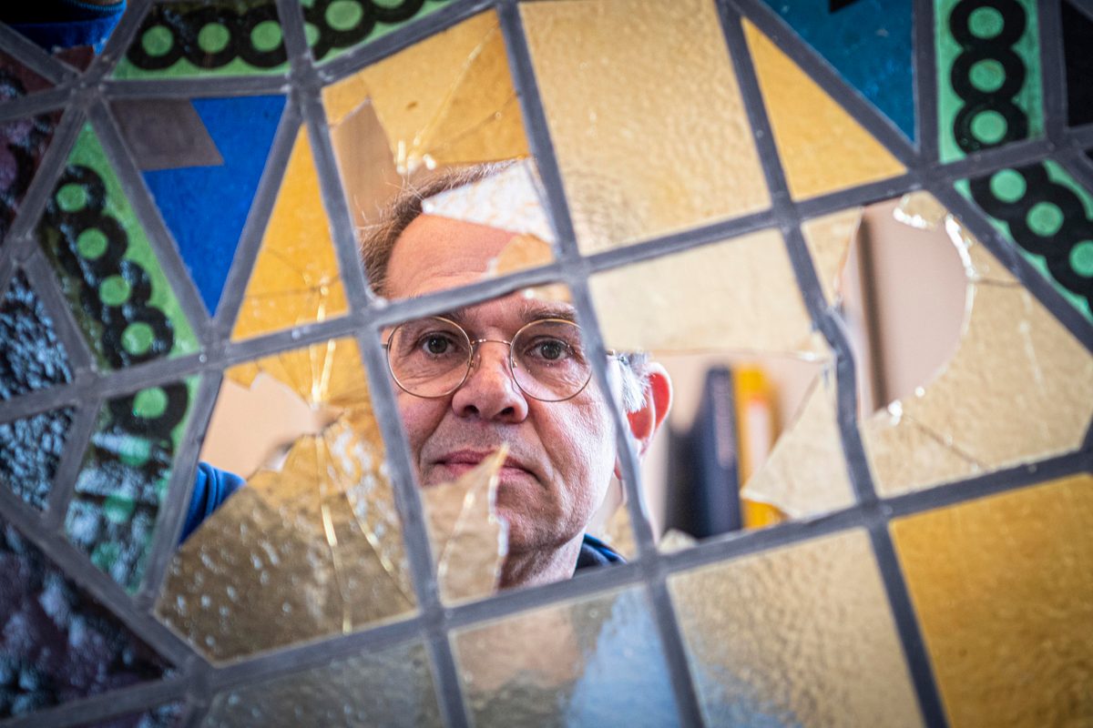 Het is een megaklus, waarvoor veel ander werk tijdelijk even aan kant wordt gelegd: de restauratie van de 16 glas in lood ramen van de voormalige Gereformeerde kerk aan de Onnastraat. Glazenier Goos Vreugdenhil (59) uit Steenwijk van Glas-in-lood atelier De Glazen Zee heeft er al heel wat uurtjes in zitten en de klus is nog lang niet af.