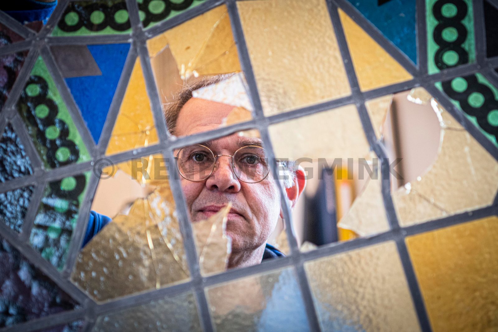 Het is een megaklus, waarvoor veel ander werk tijdelijk even aan kant wordt gelegd: de restauratie van de 16 glas in lood ramen van de voormalige Gereformeerde kerk aan de Onnastraat. Glazenier Goos Vreugdenhil (59) uit Steenwijk van Glas-in-lood atelier De Glazen Zee heeft er al heel wat uurtjes in zitten en de klus is nog lang niet af.