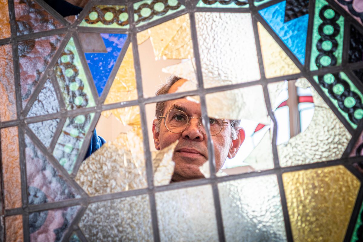 Het is een megaklus, waarvoor veel ander werk tijdelijk even aan kant wordt gelegd: de restauratie van de 16 glas in lood ramen van de voormalige Gereformeerde kerk aan de Onnastraat. Glazenier Goos Vreugdenhil (59) uit Steenwijk van Glas-in-lood atelier De Glazen Zee heeft er al heel wat uurtjes in zitten en de klus is nog lang niet af.