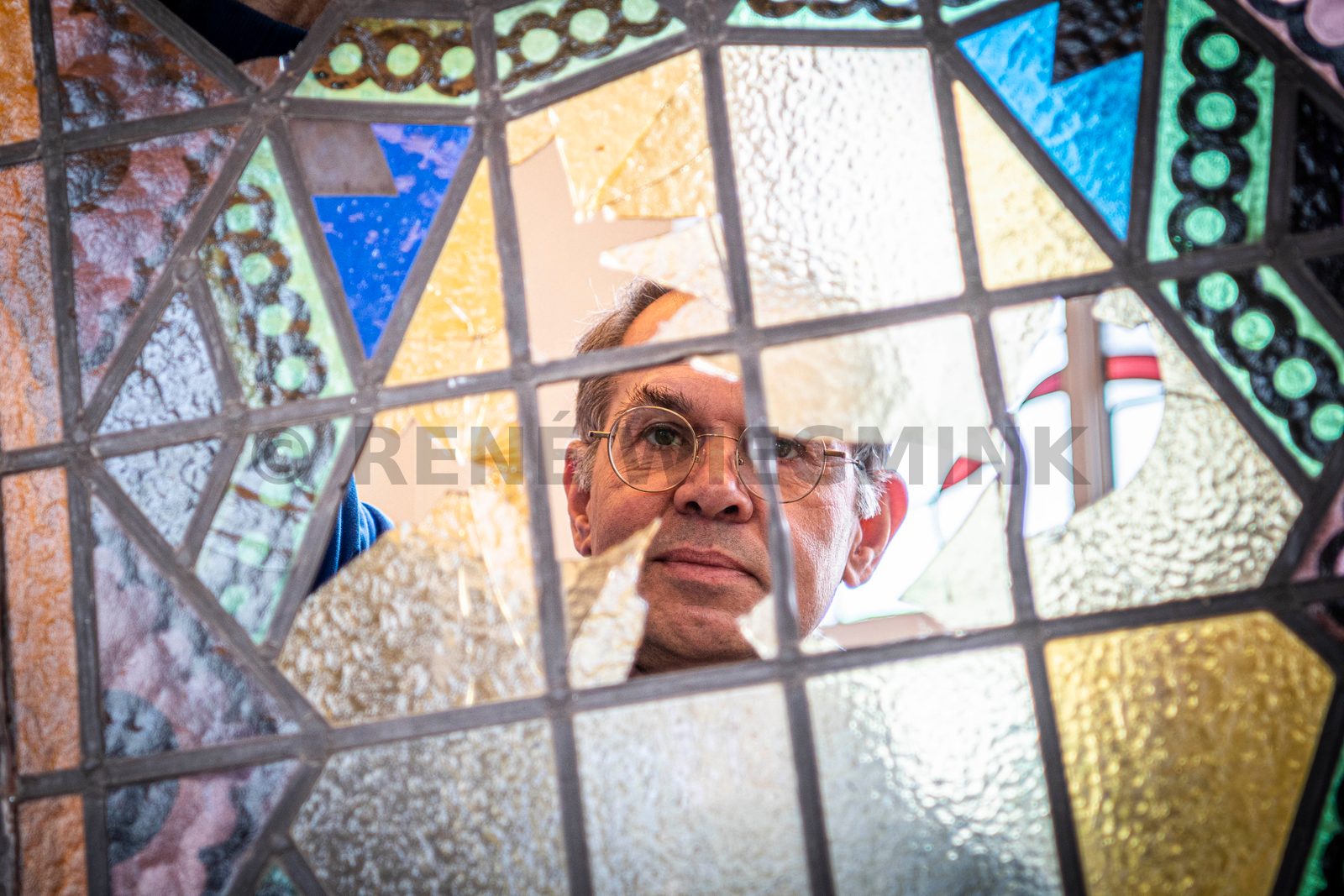 Het is een megaklus, waarvoor veel ander werk tijdelijk even aan kant wordt gelegd: de restauratie van de 16 glas in lood ramen van de voormalige Gereformeerde kerk aan de Onnastraat. Glazenier Goos Vreugdenhil (59) uit Steenwijk van Glas-in-lood atelier De Glazen Zee heeft er al heel wat uurtjes in zitten en de klus is nog lang niet af.