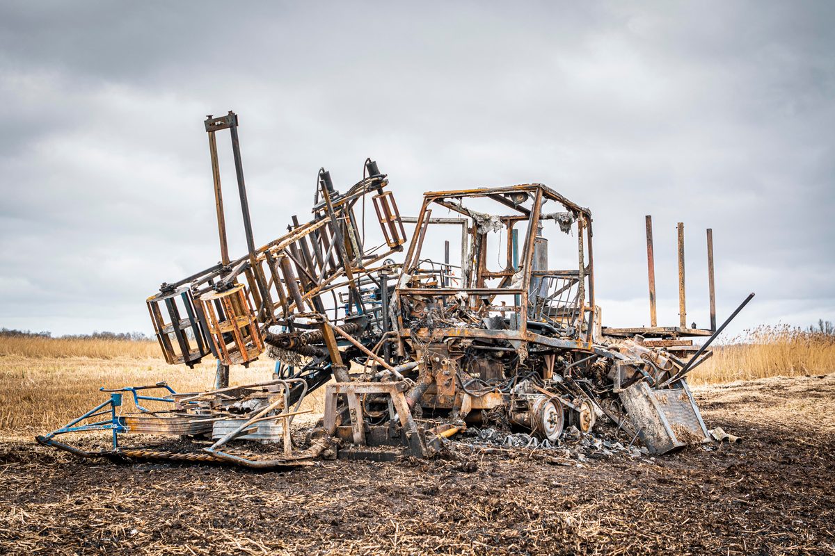 De wereld stond even stil voor Yfke de Dood en haar man Johan uit de buurtschap Nederland. Tot ver in de omgeving waren rook en vlammen te zien die van hun volledig uitgebrande rietmaaimachine afkwamen. „Lichamelijk gaat het ondertussen oké, maar de klap is behoorlijk.”