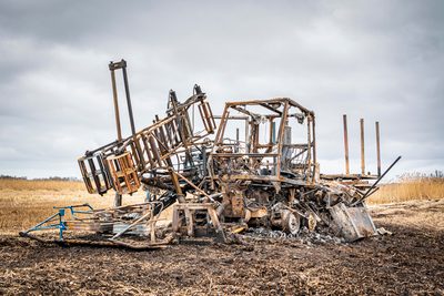 De wereld stond even stil voor Yfke de Dood en haar man Johan uit de buurtschap Nederland. Tot ver in de omgeving waren rook en vlammen te zien die van hun volledig uitgebrande rietmaaimachine afkwamen. „Lichamelijk gaat het ondertussen oké, maar de klap is behoorlijk.”