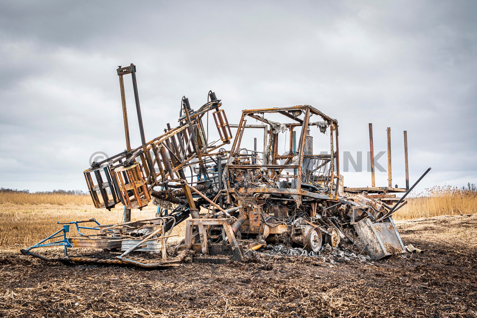 De wereld stond even stil voor Yfke de Dood en haar man Johan uit de buurtschap Nederland. Tot ver in de omgeving waren rook en vlammen te zien die van hun volledig uitgebrande rietmaaimachine afkwamen. „Lichamelijk gaat het ondertussen oké, maar de klap is behoorlijk.”