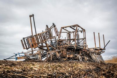 De wereld stond even stil voor Yfke de Dood en haar man Johan uit de buurtschap Nederland. Tot ver in de omgeving waren rook en vlammen te zien die van hun volledig uitgebrande rietmaaimachine afkwamen. „Lichamelijk gaat het ondertussen oké, maar de klap is behoorlijk.”