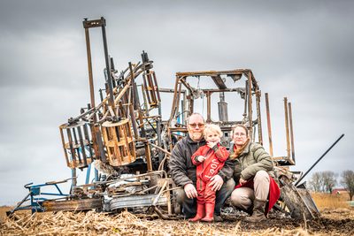 De wereld stond even stil voor Yfke de Dood en haar man Johan uit de buurtschap Nederland. Tot ver in de omgeving waren rook en vlammen te zien die van hun volledig uitgebrande rietmaaimachine afkwamen. „Lichamelijk gaat het ondertussen oké, maar de klap is behoorlijk.”