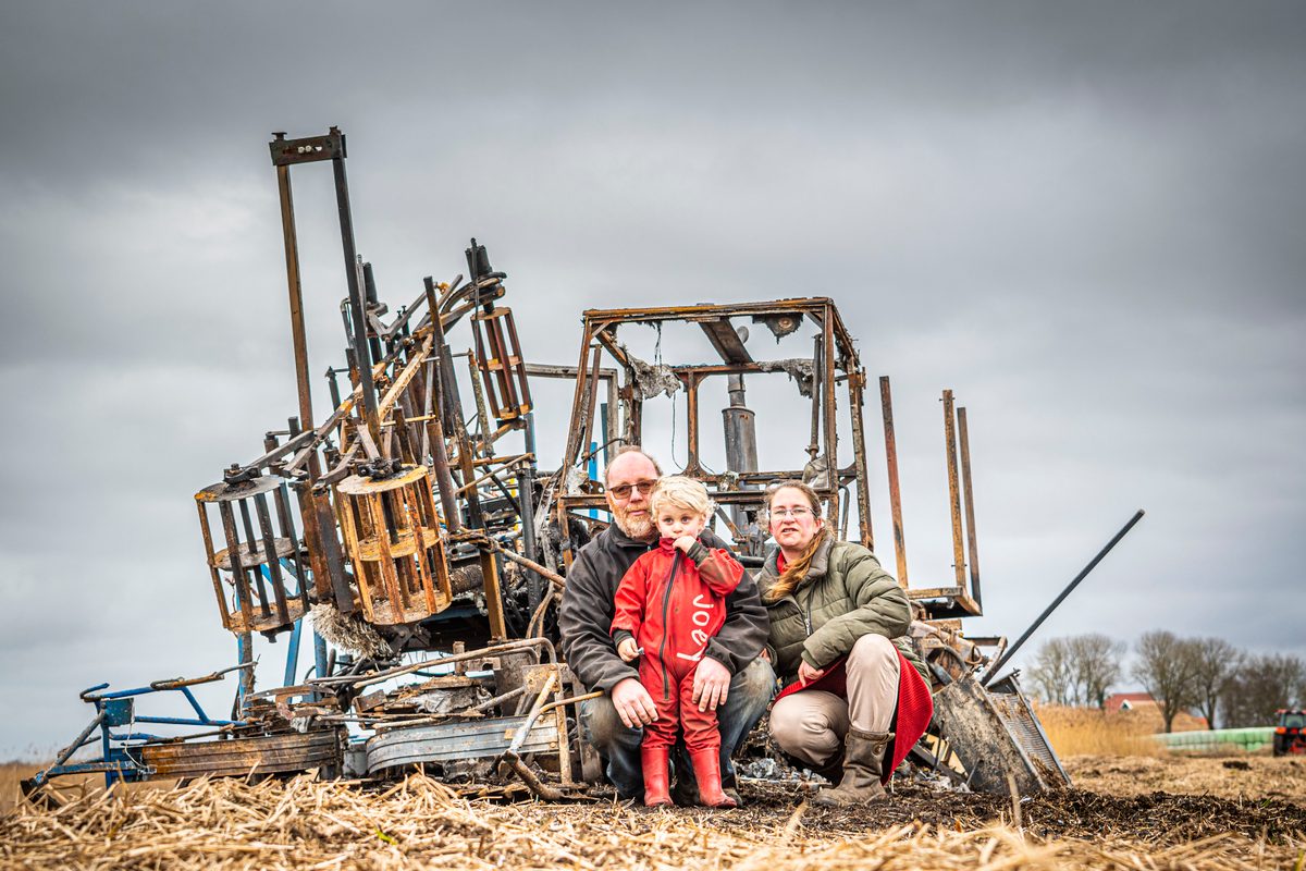 De wereld stond even stil voor Yfke de Dood en haar man Johan uit de buurtschap Nederland. Tot ver in de omgeving waren rook en vlammen te zien die van hun volledig uitgebrande rietmaaimachine afkwamen. „Lichamelijk gaat het ondertussen oké, maar de klap is behoorlijk.”