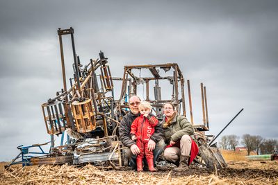 De wereld stond even stil voor Yfke de Dood en haar man Johan uit de buurtschap Nederland. Tot ver in de omgeving waren rook en vlammen te zien die van hun volledig uitgebrande rietmaaimachine afkwamen. „Lichamelijk gaat het ondertussen oké, maar de klap is behoorlijk.”