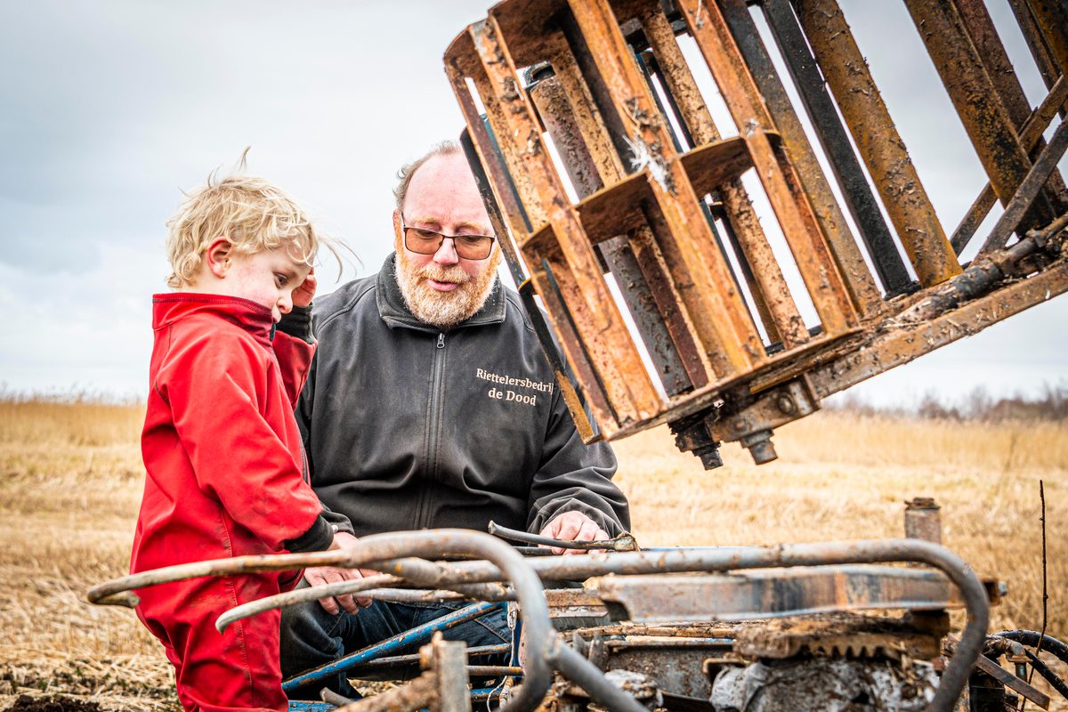 De wereld stond even stil voor Yfke de Dood en haar man Johan uit de buurtschap Nederland. Tot ver in de omgeving waren rook en vlammen te zien die van hun volledig uitgebrande rietmaaimachine afkwamen. „Lichamelijk gaat het ondertussen oké, maar de klap is behoorlijk.”