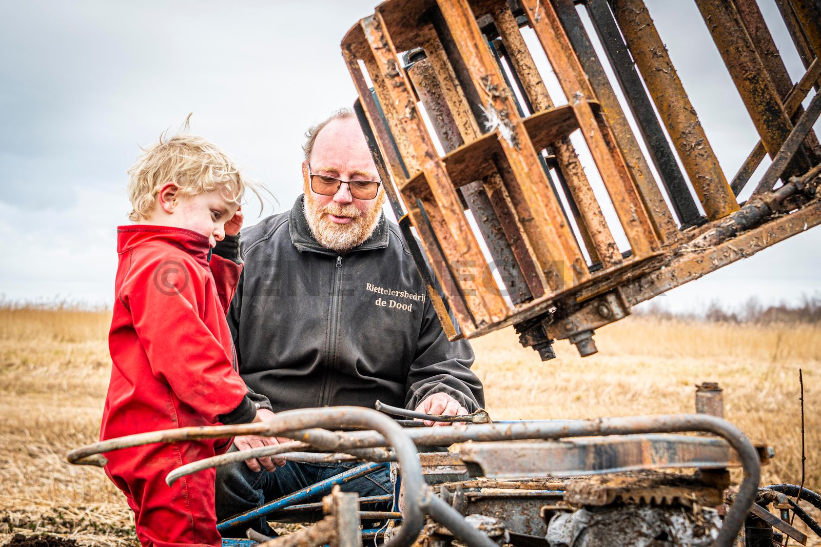 De wereld stond even stil voor Yfke de Dood en haar man Johan uit de buurtschap Nederland. Tot ver in de omgeving waren rook en vlammen te zien die van hun volledig uitgebrande rietmaaimachine afkwamen. „Lichamelijk gaat het ondertussen oké, maar de klap is behoorlijk.”
