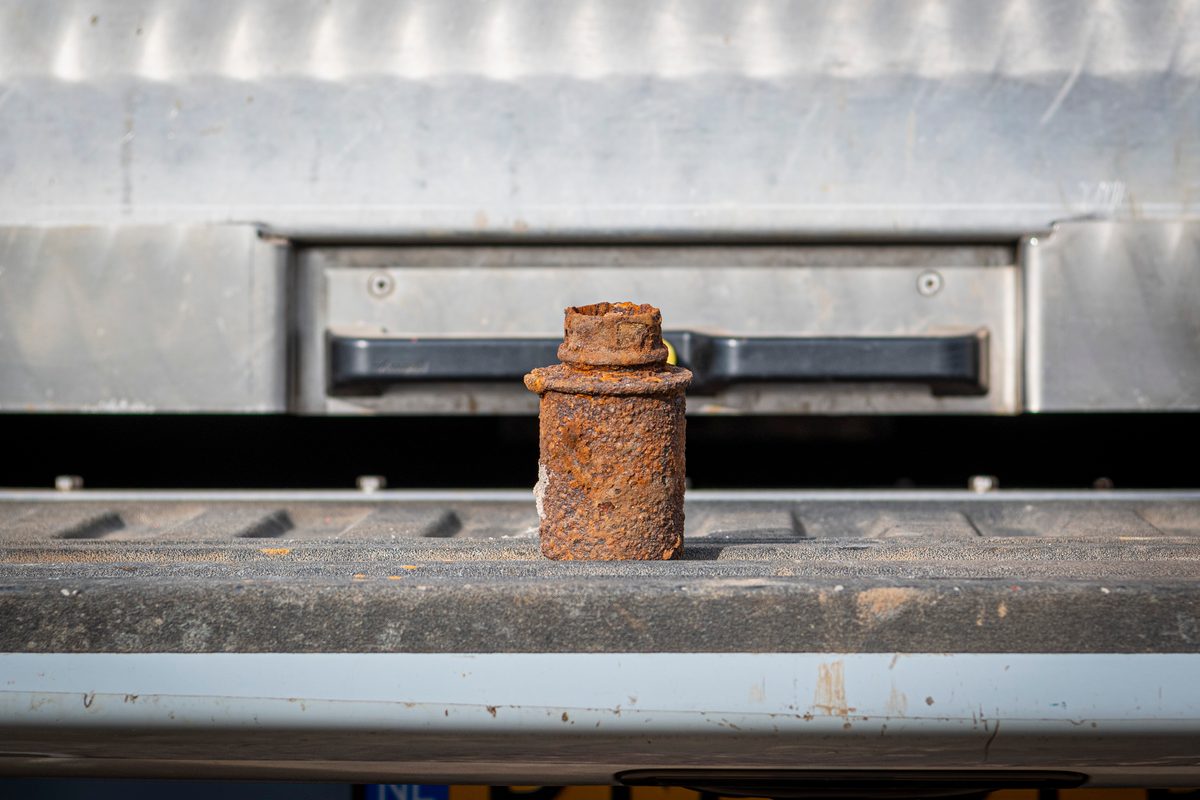Het is vrijdagmiddag. Het is druk op de snelweg. Met loeiende sirenes is Steenwijker Emiel Snip onderweg vanuit Soesterberg naar de Kop van Overijssel. Hij werkt bij de EOD en vliegt af op een melding uit Steenwijk, die PRIO 1 heeft meegekregen. „Toen ik je de vorige keer sprak, zei ik toch dat ik zou bellen als ik een melding in de buurt zou hebben? Nou…” Een dikke grijns. Er valt een stilte. „Je raadt het al”, zegt hij. „Ik rij nu in de omgeving van Nijkerk. Er is waarschijnlijk een explosief gevonden in het Kornputkwartier. Ik meld me weer als ik bij het politiebureau in Steenwijk ben geweest.”