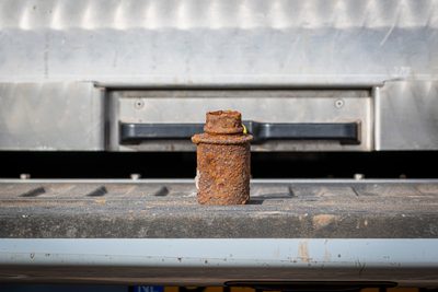 Het is vrijdagmiddag. Het is druk op de snelweg. Met loeiende sirenes is Steenwijker Emiel Snip onderweg vanuit Soesterberg naar de Kop van Overijssel. Hij werkt bij de EOD en vliegt af op een melding uit Steenwijk, die PRIO 1 heeft meegekregen. „Toen ik je de vorige keer sprak, zei ik toch dat ik zou bellen als ik een melding in de buurt zou hebben? Nou…” Een dikke grijns. Er valt een stilte. „Je raadt het al”, zegt hij. „Ik rij nu in de omgeving van Nijkerk. Er is waarschijnlijk een explosief gevonden in het Kornputkwartier. Ik meld me weer als ik bij het politiebureau in Steenwijk ben geweest.”
