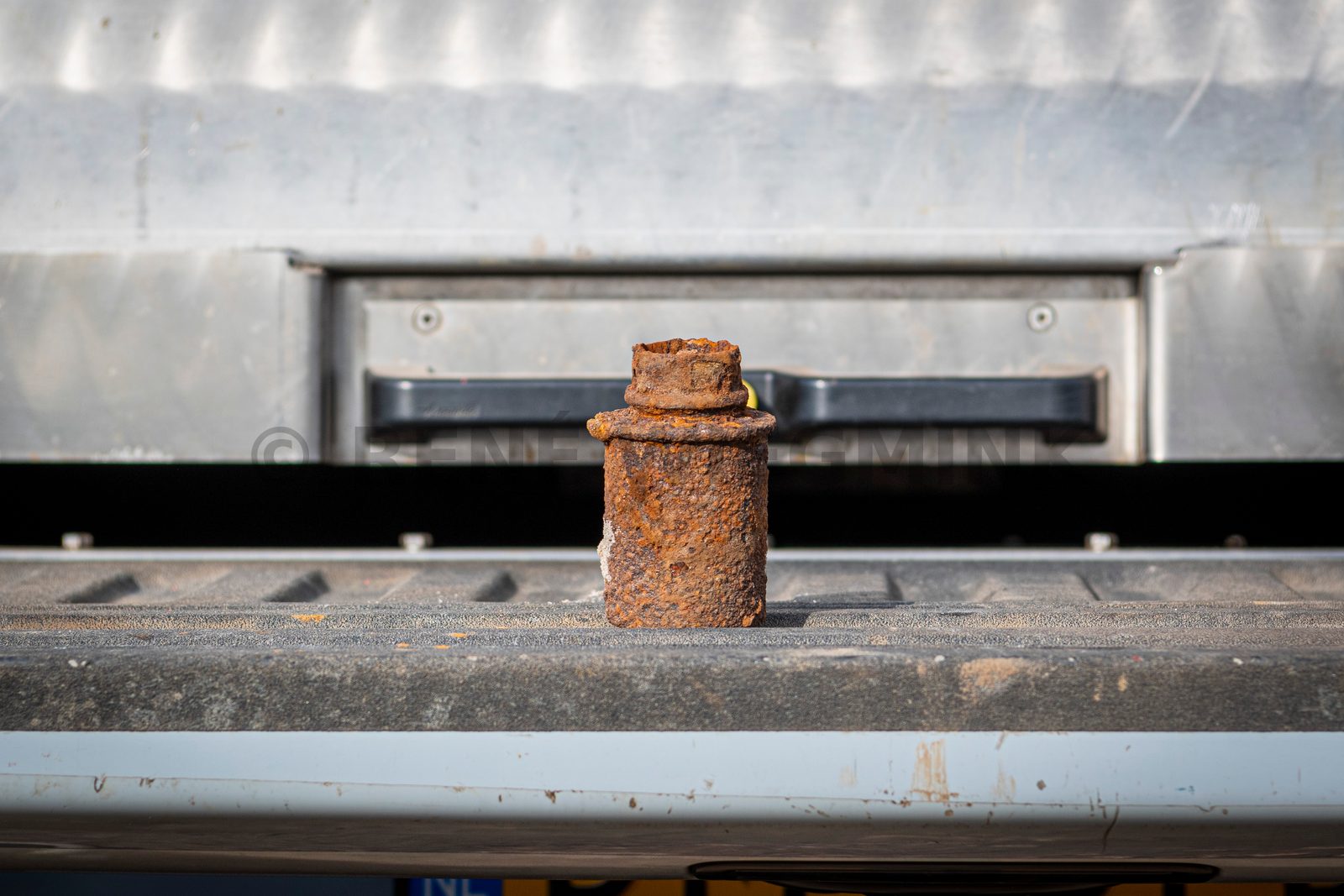 Het is vrijdagmiddag. Het is druk op de snelweg. Met loeiende sirenes is Steenwijker Emiel Snip onderweg vanuit Soesterberg naar de Kop van Overijssel. Hij werkt bij de EOD en vliegt af op een melding uit Steenwijk, die PRIO 1 heeft meegekregen. „Toen ik je de vorige keer sprak, zei ik toch dat ik zou bellen als ik een melding in de buurt zou hebben? Nou…” Een dikke grijns. Er valt een stilte. „Je raadt het al”, zegt hij. „Ik rij nu in de omgeving van Nijkerk. Er is waarschijnlijk een explosief gevonden in het Kornputkwartier. Ik meld me weer als ik bij het politiebureau in Steenwijk ben geweest.”