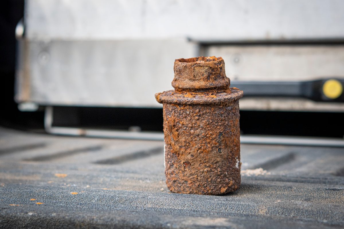 Het is vrijdagmiddag. Het is druk op de snelweg. Met loeiende sirenes is Steenwijker Emiel Snip onderweg vanuit Soesterberg naar de Kop van Overijssel. Hij werkt bij de EOD en vliegt af op een melding uit Steenwijk, die PRIO 1 heeft meegekregen. „Toen ik je de vorige keer sprak, zei ik toch dat ik zou bellen als ik een melding in de buurt zou hebben? Nou…” Een dikke grijns. Er valt een stilte. „Je raadt het al”, zegt hij. „Ik rij nu in de omgeving van Nijkerk. Er is waarschijnlijk een explosief gevonden in het Kornputkwartier. Ik meld me weer als ik bij het politiebureau in Steenwijk ben geweest.”