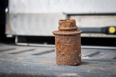 Het is vrijdagmiddag. Het is druk op de snelweg. Met loeiende sirenes is Steenwijker Emiel Snip onderweg vanuit Soesterberg naar de Kop van Overijssel. Hij werkt bij de EOD en vliegt af op een melding uit Steenwijk, die PRIO 1 heeft meegekregen. „Toen ik je de vorige keer sprak, zei ik toch dat ik zou bellen als ik een melding in de buurt zou hebben? Nou…” Een dikke grijns. Er valt een stilte. „Je raadt het al”, zegt hij. „Ik rij nu in de omgeving van Nijkerk. Er is waarschijnlijk een explosief gevonden in het Kornputkwartier. Ik meld me weer als ik bij het politiebureau in Steenwijk ben geweest.”