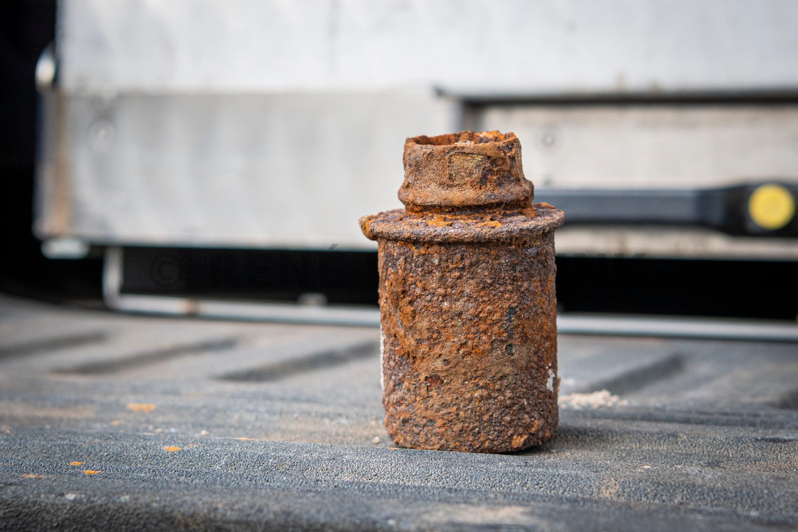 Het is vrijdagmiddag. Het is druk op de snelweg. Met loeiende sirenes is Steenwijker Emiel Snip onderweg vanuit Soesterberg naar de Kop van Overijssel. Hij werkt bij de EOD en vliegt af op een melding uit Steenwijk, die PRIO 1 heeft meegekregen. „Toen ik je de vorige keer sprak, zei ik toch dat ik zou bellen als ik een melding in de buurt zou hebben? Nou…” Een dikke grijns. Er valt een stilte. „Je raadt het al”, zegt hij. „Ik rij nu in de omgeving van Nijkerk. Er is waarschijnlijk een explosief gevonden in het Kornputkwartier. Ik meld me weer als ik bij het politiebureau in Steenwijk ben geweest.”