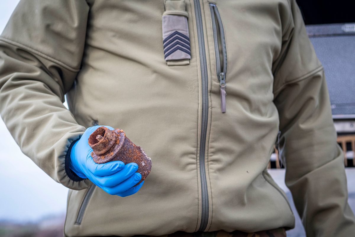Het is vrijdagmiddag. Het is druk op de snelweg. Met loeiende sirenes is Steenwijker Emiel Snip onderweg vanuit Soesterberg naar de Kop van Overijssel. Hij werkt bij de EOD en vliegt af op een melding uit Steenwijk, die PRIO 1 heeft meegekregen. „Toen ik je de vorige keer sprak, zei ik toch dat ik zou bellen als ik een melding in de buurt zou hebben? Nou…” Een dikke grijns. Er valt een stilte. „Je raadt het al”, zegt hij. „Ik rij nu in de omgeving van Nijkerk. Er is waarschijnlijk een explosief gevonden in het Kornputkwartier. Ik meld me weer als ik bij het politiebureau in Steenwijk ben geweest.”