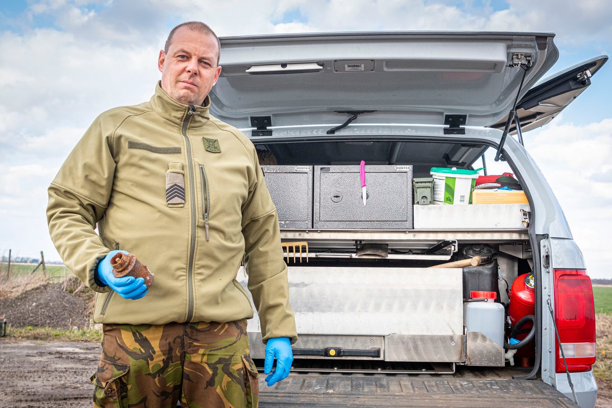 Het is vrijdagmiddag. Het is druk op de snelweg. Met loeiende sirenes is Steenwijker Emiel Snip onderweg vanuit Soesterberg naar de Kop van Overijssel. Hij werkt bij de EOD en vliegt af op een melding uit Steenwijk, die PRIO 1 heeft meegekregen. „Toen ik je de vorige keer sprak, zei ik toch dat ik zou bellen als ik een melding in de buurt zou hebben? Nou…” Een dikke grijns. Er valt een stilte. „Je raadt het al”, zegt hij. „Ik rij nu in de omgeving van Nijkerk. Er is waarschijnlijk een explosief gevonden in het Kornputkwartier. Ik meld me weer als ik bij het politiebureau in Steenwijk ben geweest.”