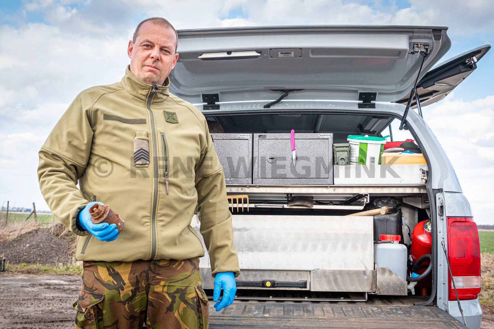 Het is vrijdagmiddag. Het is druk op de snelweg. Met loeiende sirenes is Steenwijker Emiel Snip onderweg vanuit Soesterberg naar de Kop van Overijssel. Hij werkt bij de EOD en vliegt af op een melding uit Steenwijk, die PRIO 1 heeft meegekregen. „Toen ik je de vorige keer sprak, zei ik toch dat ik zou bellen als ik een melding in de buurt zou hebben? Nou…” Een dikke grijns. Er valt een stilte. „Je raadt het al”, zegt hij. „Ik rij nu in de omgeving van Nijkerk. Er is waarschijnlijk een explosief gevonden in het Kornputkwartier. Ik meld me weer als ik bij het politiebureau in Steenwijk ben geweest.”
