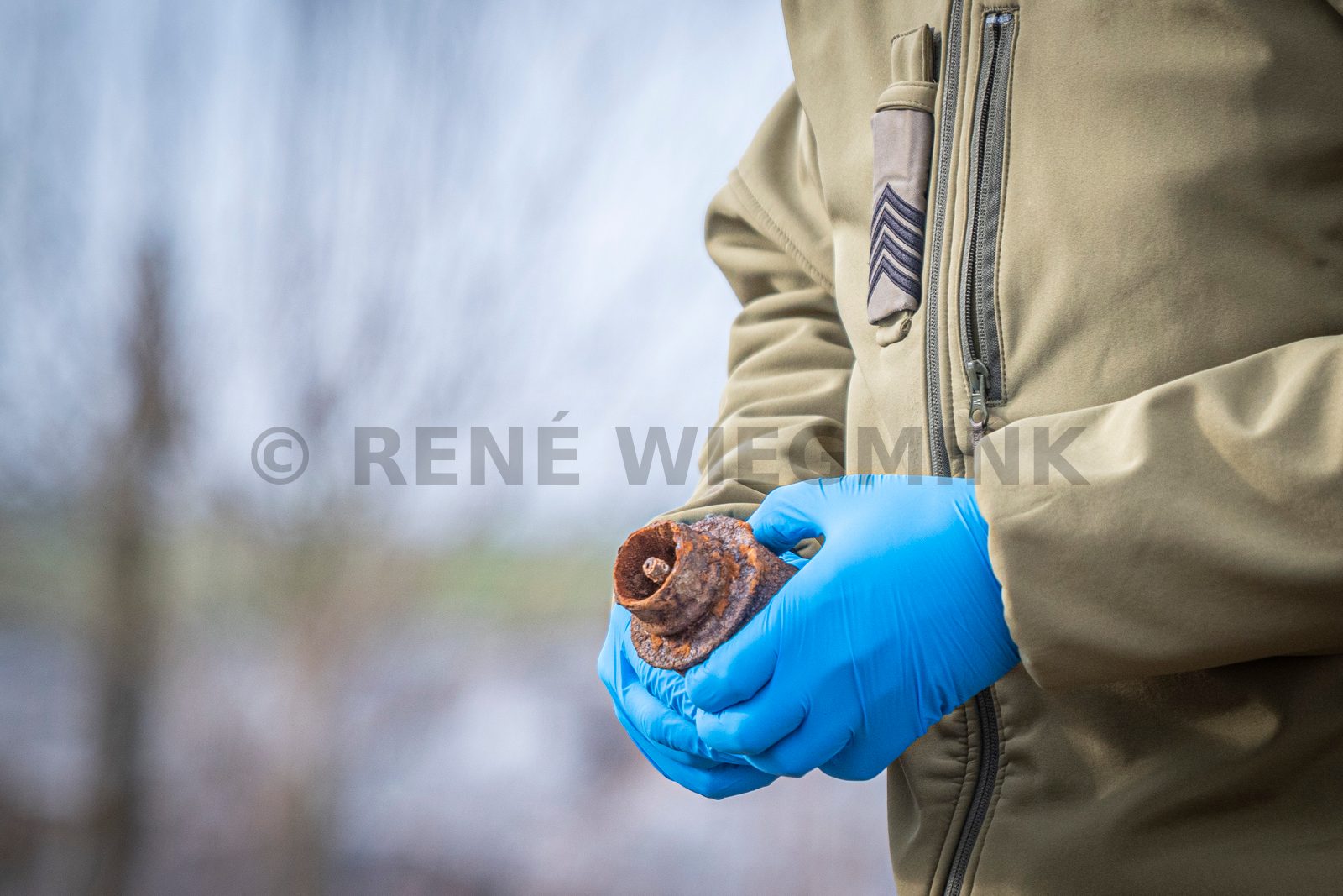 Het is vrijdagmiddag. Het is druk op de snelweg. Met loeiende sirenes is Steenwijker Emiel Snip onderweg vanuit Soesterberg naar de Kop van Overijssel. Hij werkt bij de EOD en vliegt af op een melding uit Steenwijk, die PRIO 1 heeft meegekregen. „Toen ik je de vorige keer sprak, zei ik toch dat ik zou bellen als ik een melding in de buurt zou hebben? Nou…” Een dikke grijns. Er valt een stilte. „Je raadt het al”, zegt hij. „Ik rij nu in de omgeving van Nijkerk. Er is waarschijnlijk een explosief gevonden in het Kornputkwartier. Ik meld me weer als ik bij het politiebureau in Steenwijk ben geweest.”