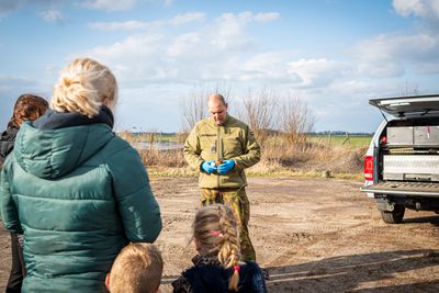 Het is vrijdagmiddag. Het is druk op de snelweg. Met loeiende sirenes is Steenwijker Emiel Snip onderweg vanuit Soesterberg naar de Kop van Overijssel. Hij werkt bij de EOD en vliegt af op een melding uit Steenwijk, die PRIO 1 heeft meegekregen. „Toen ik je de vorige keer sprak, zei ik toch dat ik zou bellen als ik een melding in de buurt zou hebben? Nou…” Een dikke grijns. Er valt een stilte. „Je raadt het al”, zegt hij. „Ik rij nu in de omgeving van Nijkerk. Er is waarschijnlijk een explosief gevonden in het Kornputkwartier. Ik meld me weer als ik bij het politiebureau in Steenwijk ben geweest.”