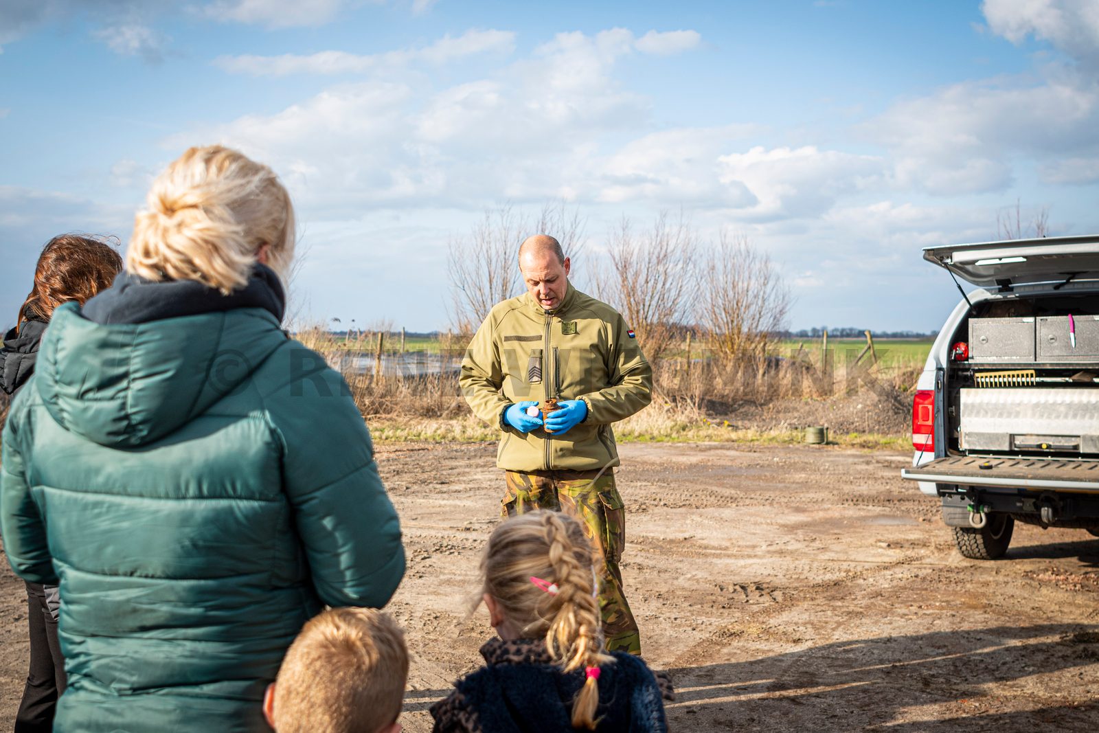 Het is vrijdagmiddag. Het is druk op de snelweg. Met loeiende sirenes is Steenwijker Emiel Snip onderweg vanuit Soesterberg naar de Kop van Overijssel. Hij werkt bij de EOD en vliegt af op een melding uit Steenwijk, die PRIO 1 heeft meegekregen. „Toen ik je de vorige keer sprak, zei ik toch dat ik zou bellen als ik een melding in de buurt zou hebben? Nou…” Een dikke grijns. Er valt een stilte. „Je raadt het al”, zegt hij. „Ik rij nu in de omgeving van Nijkerk. Er is waarschijnlijk een explosief gevonden in het Kornputkwartier. Ik meld me weer als ik bij het politiebureau in Steenwijk ben geweest.”
