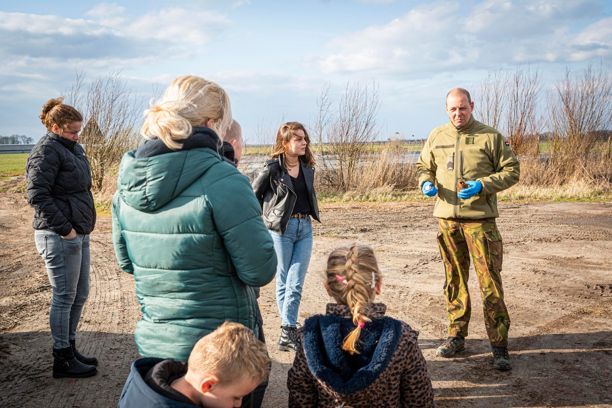 Het is vrijdagmiddag. Het is druk op de snelweg. Met loeiende sirenes is Steenwijker Emiel Snip onderweg vanuit Soesterberg naar de Kop van Overijssel. Hij werkt bij de EOD en vliegt af op een melding uit Steenwijk, die PRIO 1 heeft meegekregen. „Toen ik je de vorige keer sprak, zei ik toch dat ik zou bellen als ik een melding in de buurt zou hebben? Nou…” Een dikke grijns. Er valt een stilte. „Je raadt het al”, zegt hij. „Ik rij nu in de omgeving van Nijkerk. Er is waarschijnlijk een explosief gevonden in het Kornputkwartier. Ik meld me weer als ik bij het politiebureau in Steenwijk ben geweest.”