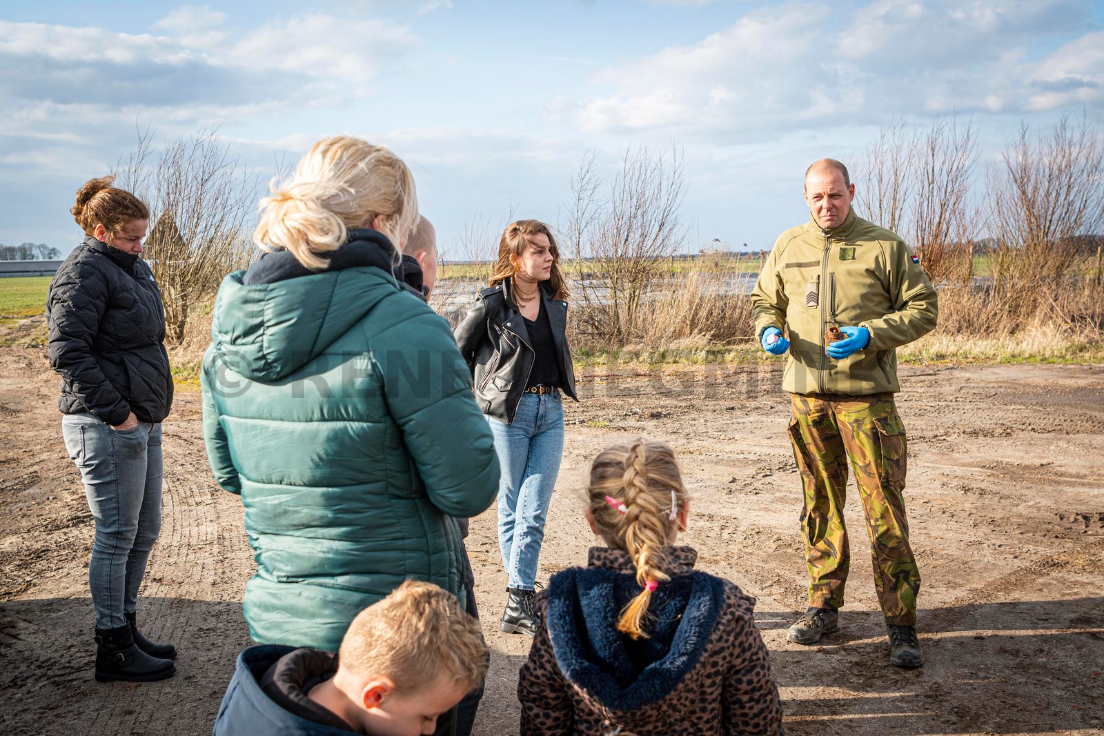 Het is vrijdagmiddag. Het is druk op de snelweg. Met loeiende sirenes is Steenwijker Emiel Snip onderweg vanuit Soesterberg naar de Kop van Overijssel. Hij werkt bij de EOD en vliegt af op een melding uit Steenwijk, die PRIO 1 heeft meegekregen. „Toen ik je de vorige keer sprak, zei ik toch dat ik zou bellen als ik een melding in de buurt zou hebben? Nou…” Een dikke grijns. Er valt een stilte. „Je raadt het al”, zegt hij. „Ik rij nu in de omgeving van Nijkerk. Er is waarschijnlijk een explosief gevonden in het Kornputkwartier. Ik meld me weer als ik bij het politiebureau in Steenwijk ben geweest.”