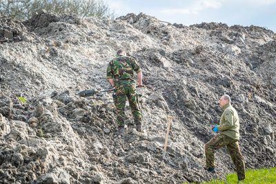 Het is vrijdagmiddag. Het is druk op de snelweg. Met loeiende sirenes is Steenwijker Emiel Snip onderweg vanuit Soesterberg naar de Kop van Overijssel. Hij werkt bij de EOD en vliegt af op een melding uit Steenwijk, die PRIO 1 heeft meegekregen. „Toen ik je de vorige keer sprak, zei ik toch dat ik zou bellen als ik een melding in de buurt zou hebben? Nou…” Een dikke grijns. Er valt een stilte. „Je raadt het al”, zegt hij. „Ik rij nu in de omgeving van Nijkerk. Er is waarschijnlijk een explosief gevonden in het Kornputkwartier. Ik meld me weer als ik bij het politiebureau in Steenwijk ben geweest.”