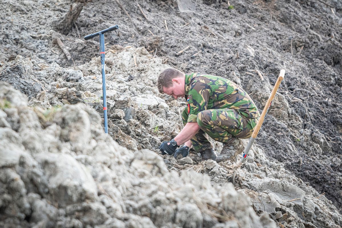 Het is vrijdagmiddag. Het is druk op de snelweg. Met loeiende sirenes is Steenwijker Emiel Snip onderweg vanuit Soesterberg naar de Kop van Overijssel. Hij werkt bij de EOD en vliegt af op een melding uit Steenwijk, die PRIO 1 heeft meegekregen. „Toen ik je de vorige keer sprak, zei ik toch dat ik zou bellen als ik een melding in de buurt zou hebben? Nou…” Een dikke grijns. Er valt een stilte. „Je raadt het al”, zegt hij. „Ik rij nu in de omgeving van Nijkerk. Er is waarschijnlijk een explosief gevonden in het Kornputkwartier. Ik meld me weer als ik bij het politiebureau in Steenwijk ben geweest.”