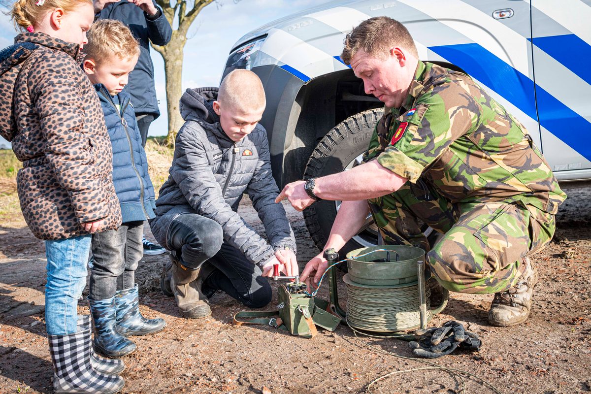 Het is vrijdagmiddag. Het is druk op de snelweg. Met loeiende sirenes is Steenwijker Emiel Snip onderweg vanuit Soesterberg naar de Kop van Overijssel. Hij werkt bij de EOD en vliegt af op een melding uit Steenwijk, die PRIO 1 heeft meegekregen. „Toen ik je de vorige keer sprak, zei ik toch dat ik zou bellen als ik een melding in de buurt zou hebben? Nou…” Een dikke grijns. Er valt een stilte. „Je raadt het al”, zegt hij. „Ik rij nu in de omgeving van Nijkerk. Er is waarschijnlijk een explosief gevonden in het Kornputkwartier. Ik meld me weer als ik bij het politiebureau in Steenwijk ben geweest.”
