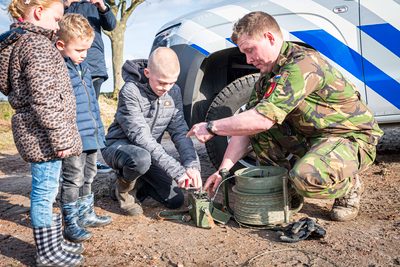 Het is vrijdagmiddag. Het is druk op de snelweg. Met loeiende sirenes is Steenwijker Emiel Snip onderweg vanuit Soesterberg naar de Kop van Overijssel. Hij werkt bij de EOD en vliegt af op een melding uit Steenwijk, die PRIO 1 heeft meegekregen. „Toen ik je de vorige keer sprak, zei ik toch dat ik zou bellen als ik een melding in de buurt zou hebben? Nou…” Een dikke grijns. Er valt een stilte. „Je raadt het al”, zegt hij. „Ik rij nu in de omgeving van Nijkerk. Er is waarschijnlijk een explosief gevonden in het Kornputkwartier. Ik meld me weer als ik bij het politiebureau in Steenwijk ben geweest.”