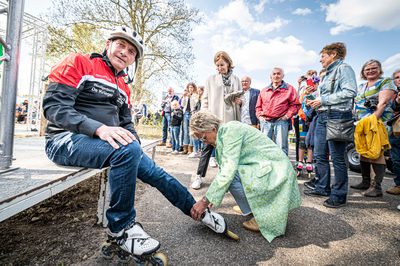 De uit Canada overgekomen Evert van Benthem heeft het beeld ‘De Schaatser’ onthuld. Honderden toeschouwers, waaronder oud-schaatsers, maakten dit historische moment aan de Leeuwte mee. Het beeld is gemaakt door Albert Weijs.
