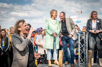 De uit Canada overgekomen Evert van Benthem heeft het beeld ‘De Schaatser’ onthuld. Honderden toeschouwers, waaronder oud-schaatsers, maakten dit historische moment aan de Leeuwte mee. Het beeld is gemaakt door Albert Weijs.