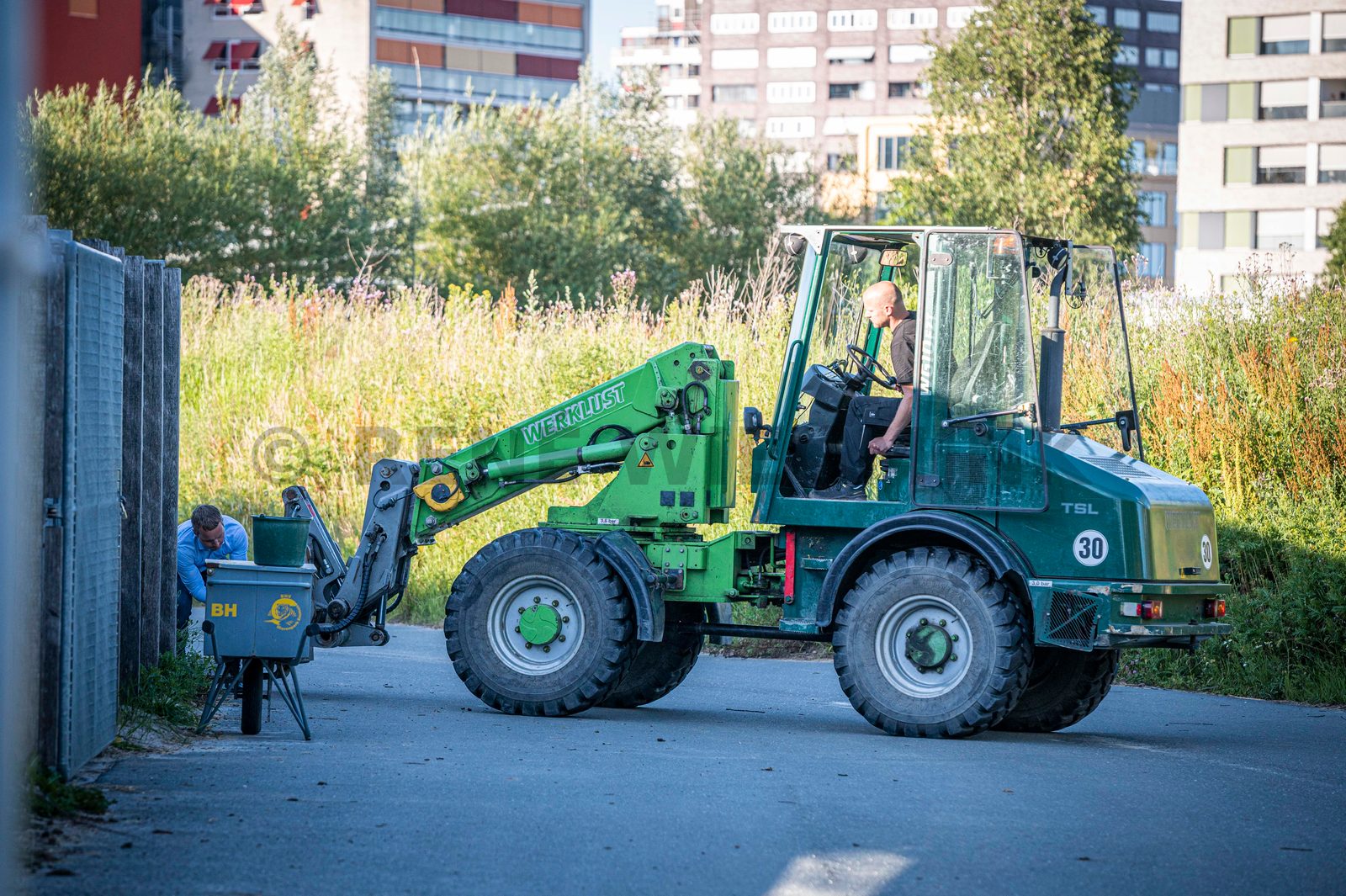 In een safari-truck is brand uitgebroken, midden in het verblijf met wilde dieren. Dat is het scenario van een grootscheepse oefening tussen het Noodhulpteam van het Rode Kruis, de brandweer en de BHV-organisatie van dierenpark Wildlands. Tientallen gewonden moesten door de hulpdiensten worden opgevangen en behandeld.