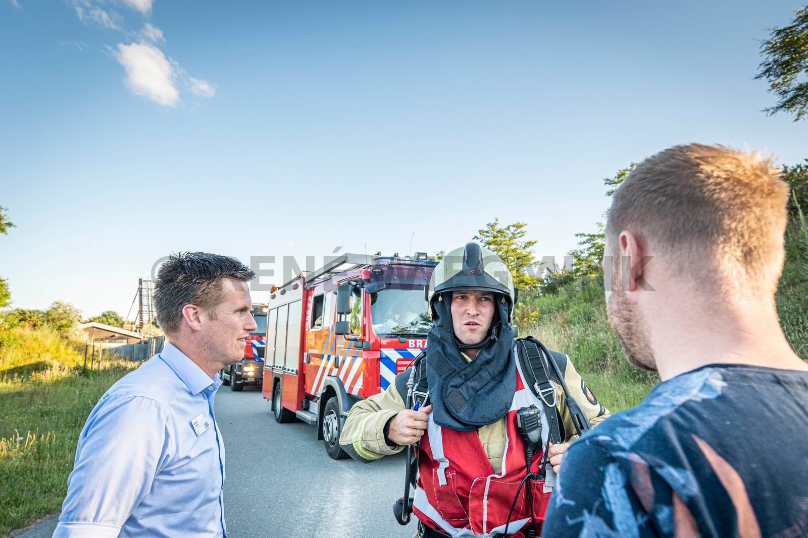 In een safari-truck is brand uitgebroken, midden in het verblijf met wilde dieren. Dat is het scenario van een grootscheepse oefening tussen het Noodhulpteam van het Rode Kruis, de brandweer en de BHV-organisatie van dierenpark Wildlands. Tientallen gewonden moesten door de hulpdiensten worden opgevangen en behandeld.