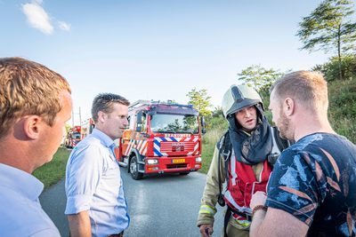 In een safari-truck is brand uitgebroken, midden in het verblijf met wilde dieren. Dat is het scenario van een grootscheepse oefening tussen het Noodhulpteam van het Rode Kruis, de brandweer en de BHV-organisatie van dierenpark Wildlands. Tientallen gewonden moesten door de hulpdiensten worden opgevangen en behandeld.