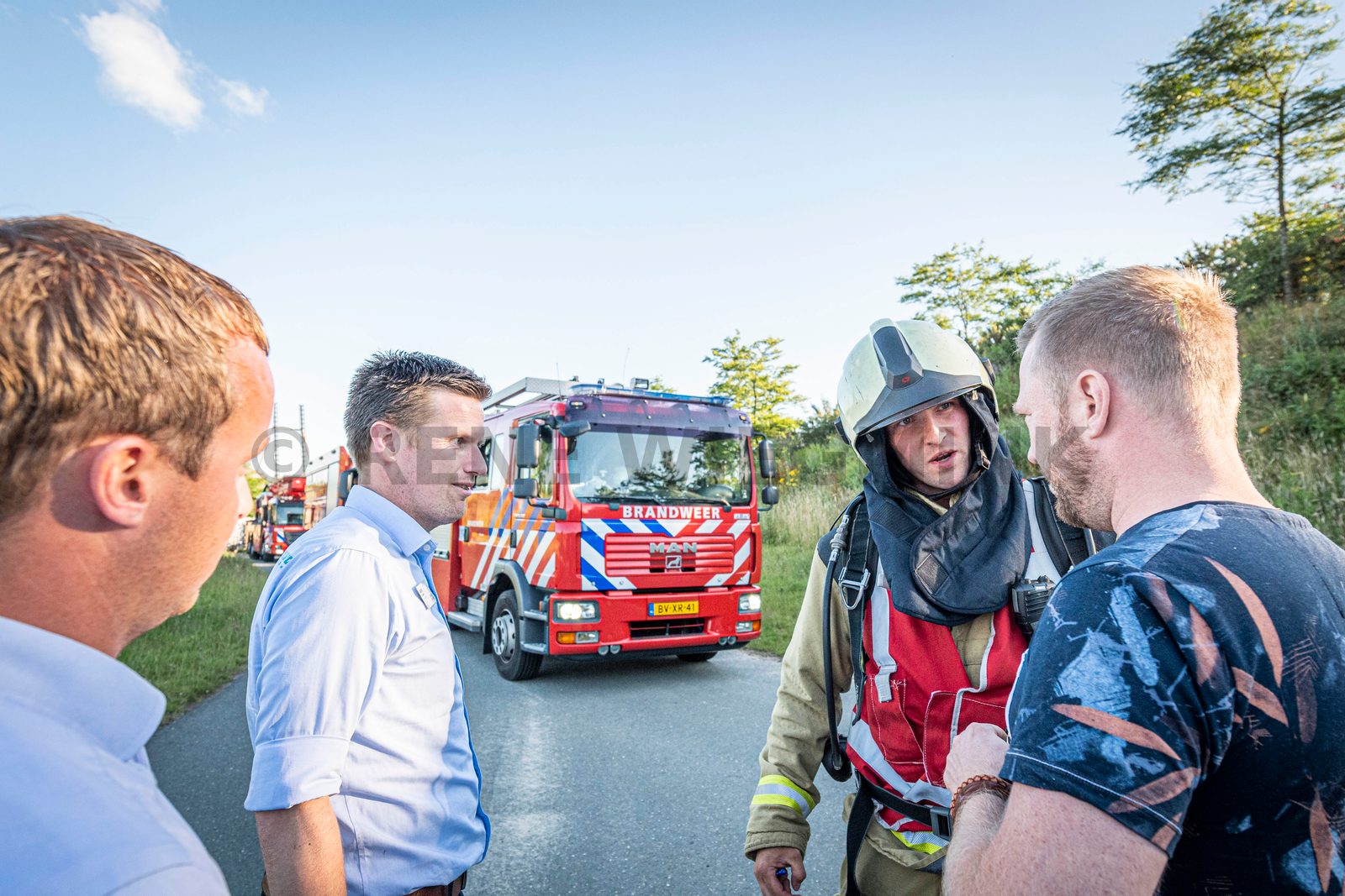 In een safari-truck is brand uitgebroken, midden in het verblijf met wilde dieren. Dat is het scenario van een grootscheepse oefening tussen het Noodhulpteam van het Rode Kruis, de brandweer en de BHV-organisatie van dierenpark Wildlands. Tientallen gewonden moesten door de hulpdiensten worden opgevangen en behandeld.