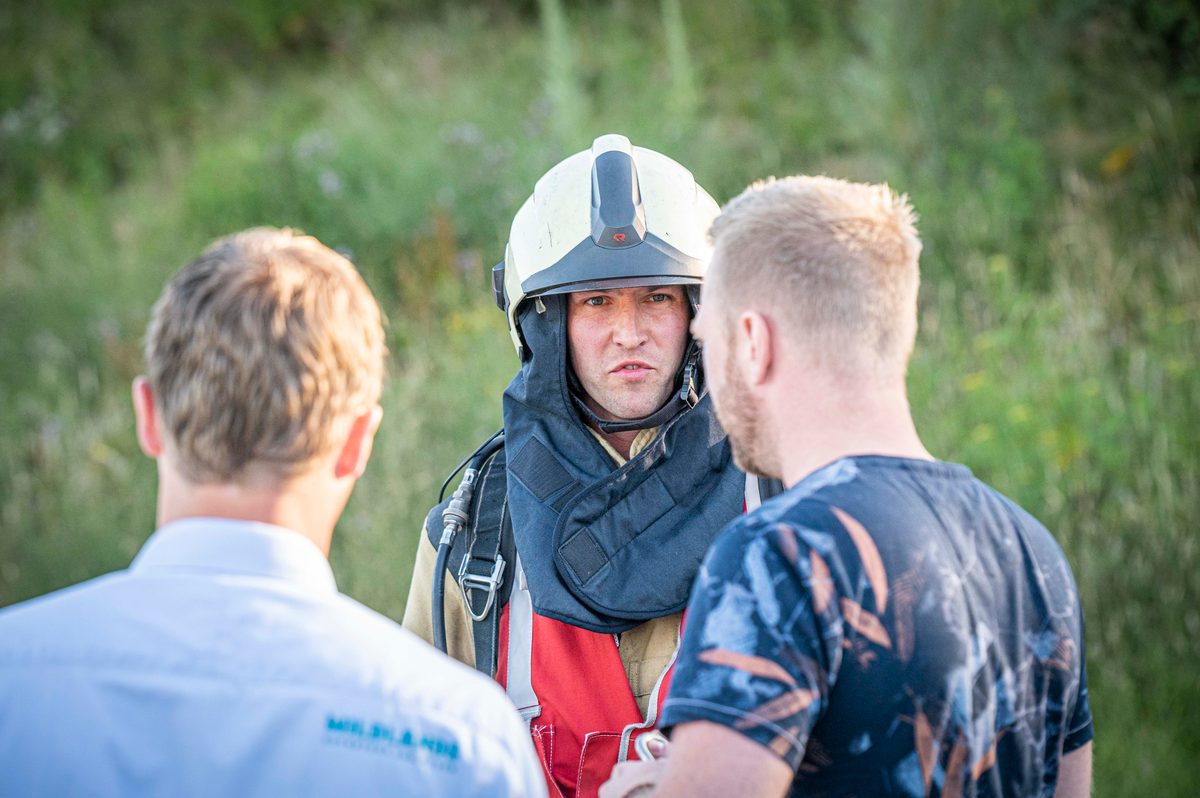In een safari-truck is brand uitgebroken, midden in het verblijf met wilde dieren. Dat is het scenario van een grootscheepse oefening tussen het Noodhulpteam van het Rode Kruis, de brandweer en de BHV-organisatie van dierenpark Wildlands. Tientallen gewonden moesten door de hulpdiensten worden opgevangen en behandeld.