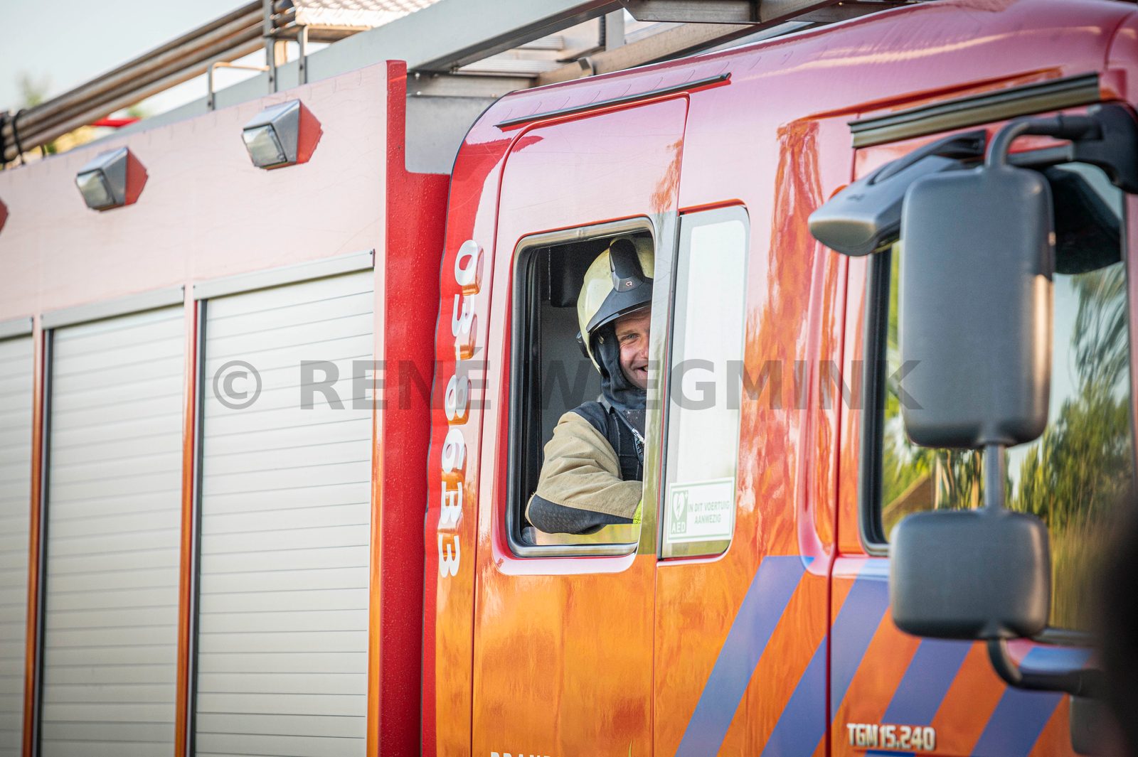 In een safari-truck is brand uitgebroken, midden in het verblijf met wilde dieren. Dat is het scenario van een grootscheepse oefening tussen het Noodhulpteam van het Rode Kruis, de brandweer en de BHV-organisatie van dierenpark Wildlands. Tientallen gewonden moesten door de hulpdiensten worden opgevangen en behandeld.