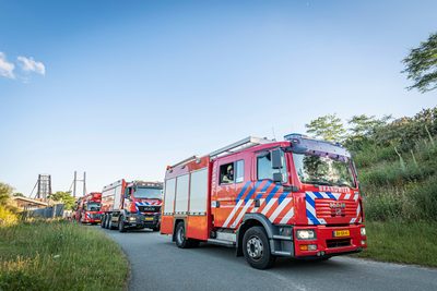 In een safari-truck is brand uitgebroken, midden in het verblijf met wilde dieren. Dat is het scenario van een grootscheepse oefening tussen het Noodhulpteam van het Rode Kruis, de brandweer en de BHV-organisatie van dierenpark Wildlands. Tientallen gewonden moesten door de hulpdiensten worden opgevangen en behandeld.
