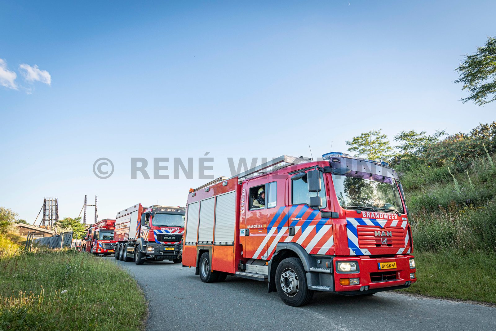 In een safari-truck is brand uitgebroken, midden in het verblijf met wilde dieren. Dat is het scenario van een grootscheepse oefening tussen het Noodhulpteam van het Rode Kruis, de brandweer en de BHV-organisatie van dierenpark Wildlands. Tientallen gewonden moesten door de hulpdiensten worden opgevangen en behandeld.