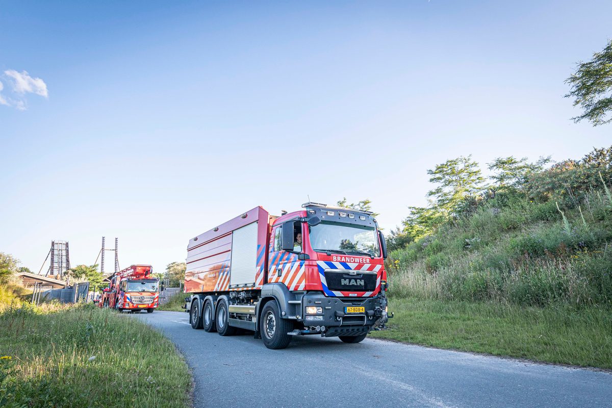 In een safari-truck is brand uitgebroken, midden in het verblijf met wilde dieren. Dat is het scenario van een grootscheepse oefening tussen het Noodhulpteam van het Rode Kruis, de brandweer en de BHV-organisatie van dierenpark Wildlands. Tientallen gewonden moesten door de hulpdiensten worden opgevangen en behandeld.