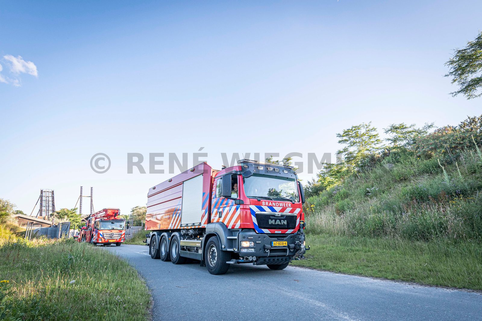 In een safari-truck is brand uitgebroken, midden in het verblijf met wilde dieren. Dat is het scenario van een grootscheepse oefening tussen het Noodhulpteam van het Rode Kruis, de brandweer en de BHV-organisatie van dierenpark Wildlands. Tientallen gewonden moesten door de hulpdiensten worden opgevangen en behandeld.